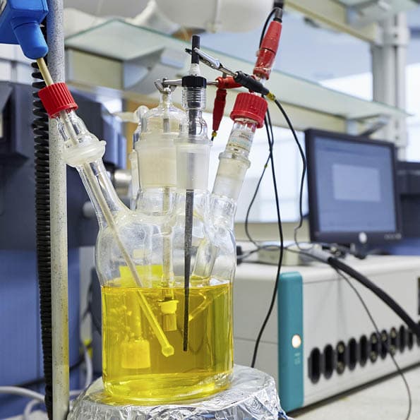 Evaluation of a CPT measurement on a monitor; the image shows a component with corrosion