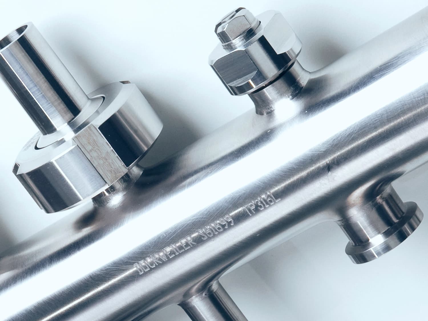 Stainless steel manifold with closely spaced outlets