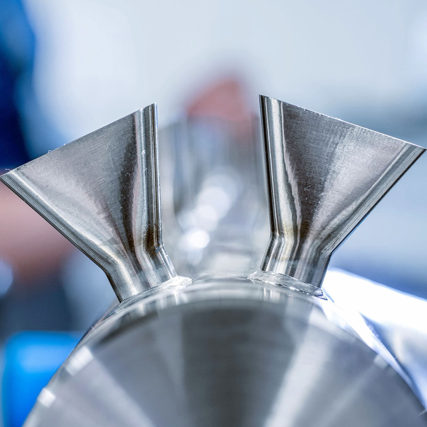 Stainless steel manifold with closely spaced outlets