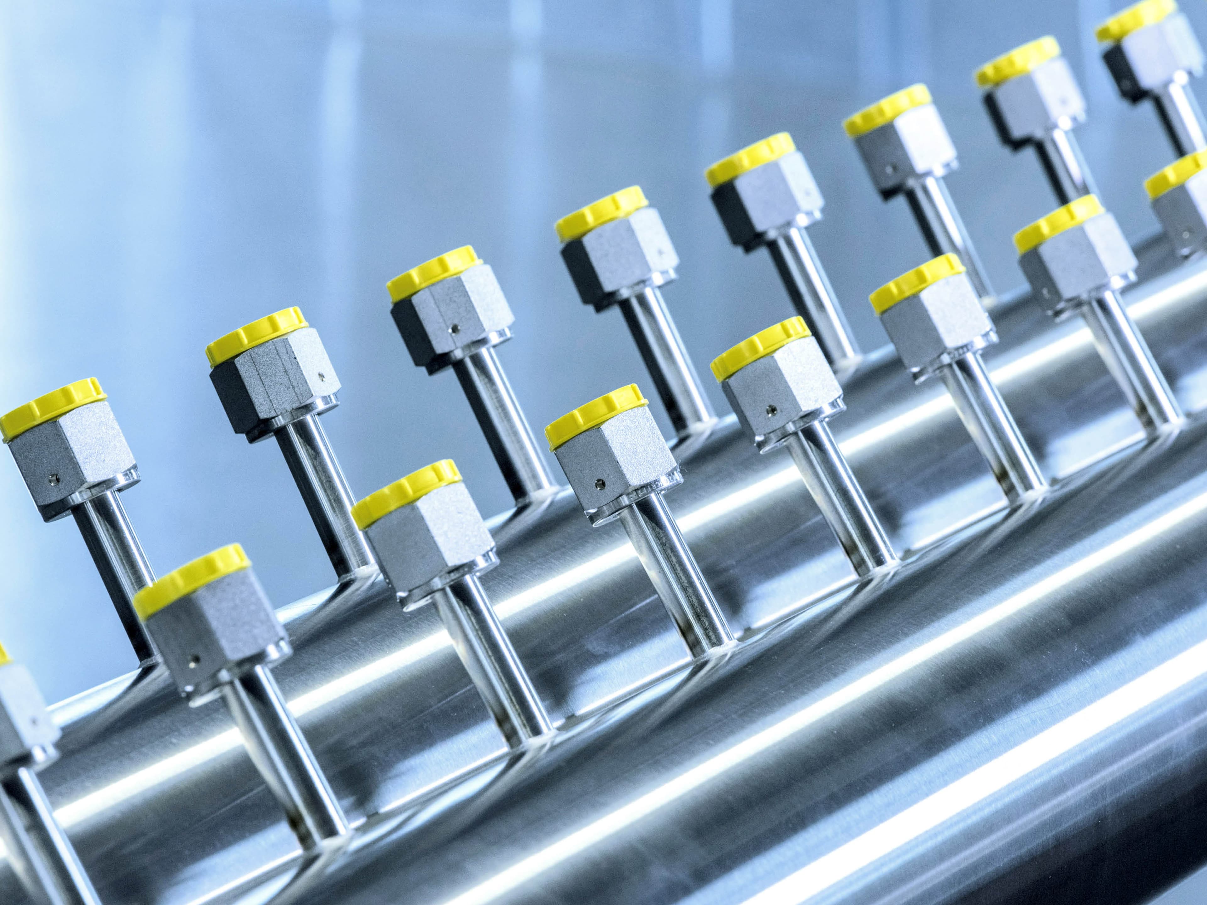 Manifold with many closely spaced outlets