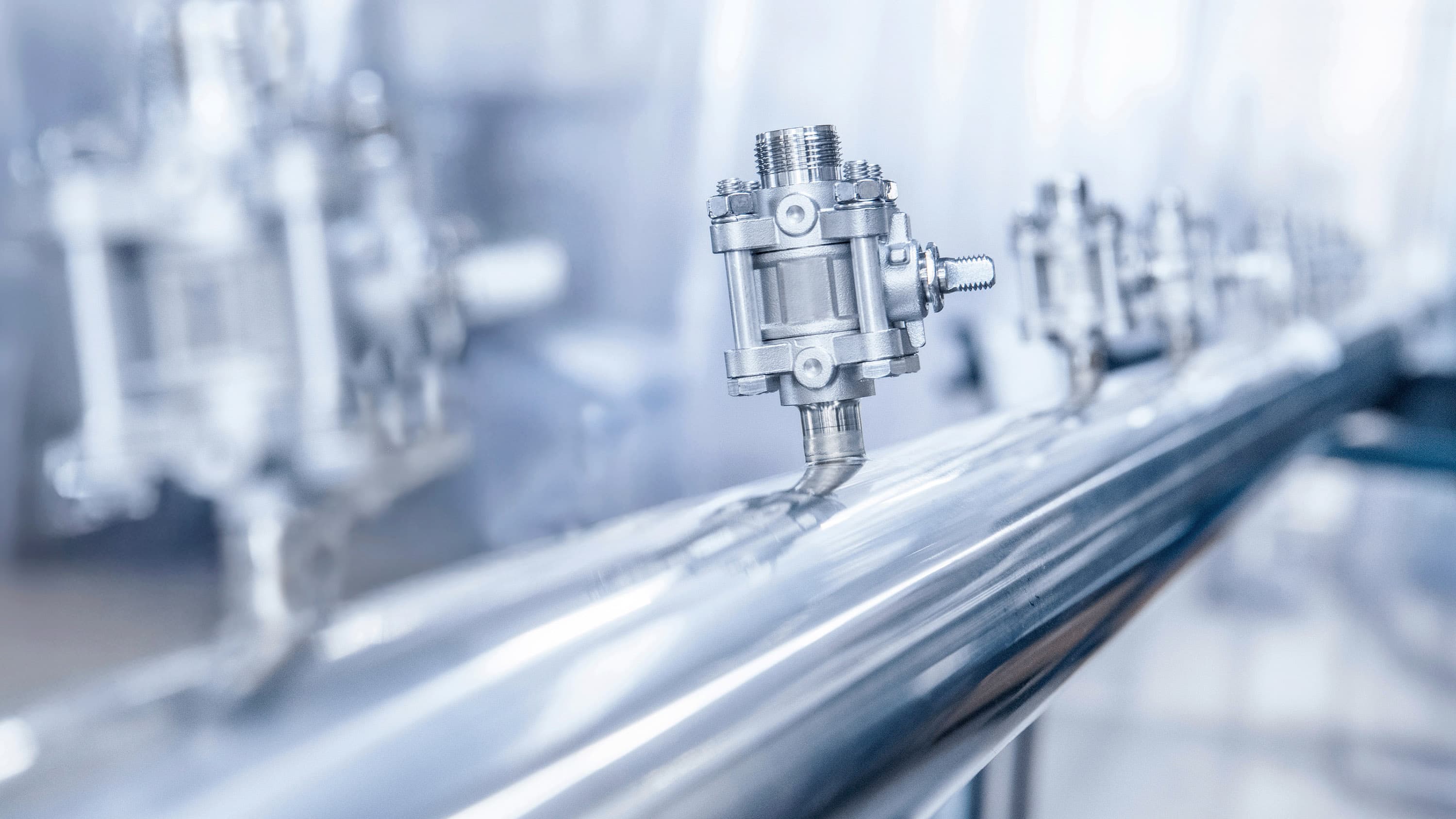 Stainless steel manifold with welded valves