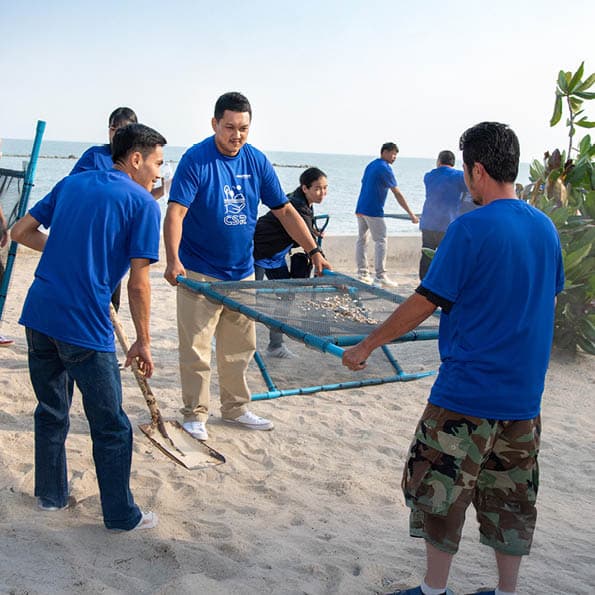 Dockweiler Asia employees cleaning up the beach in Thailand
