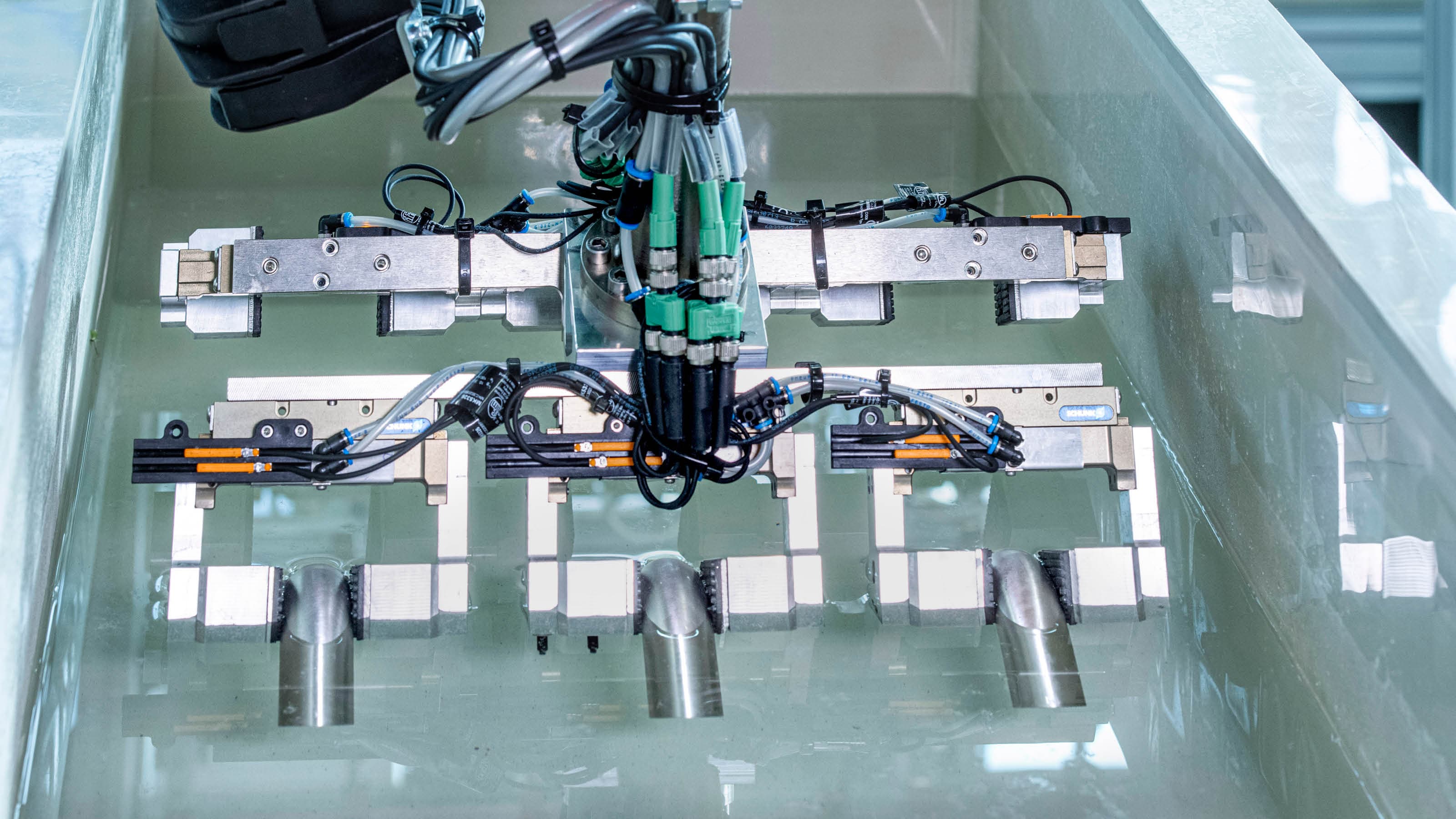 electropolishing bath with stainless steel elbows